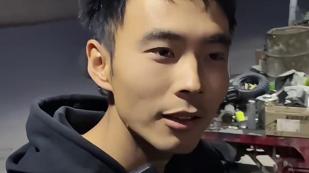 把下雨的权利交给卖伞的，还会有晴天吗？#托尼耀#街头采访