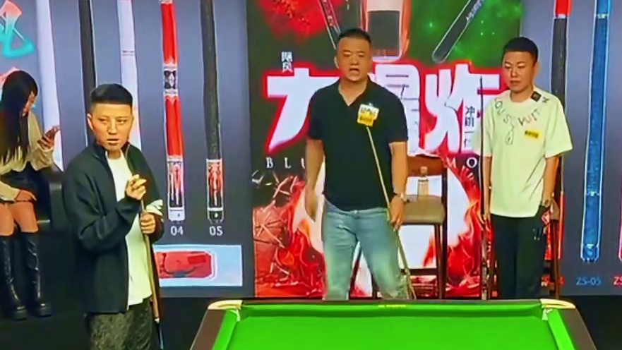 方才还极力夸赞队友，转瞬二人屈膝下跪，反转拉满