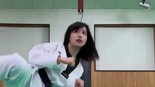 可爱的空手道小妹妹