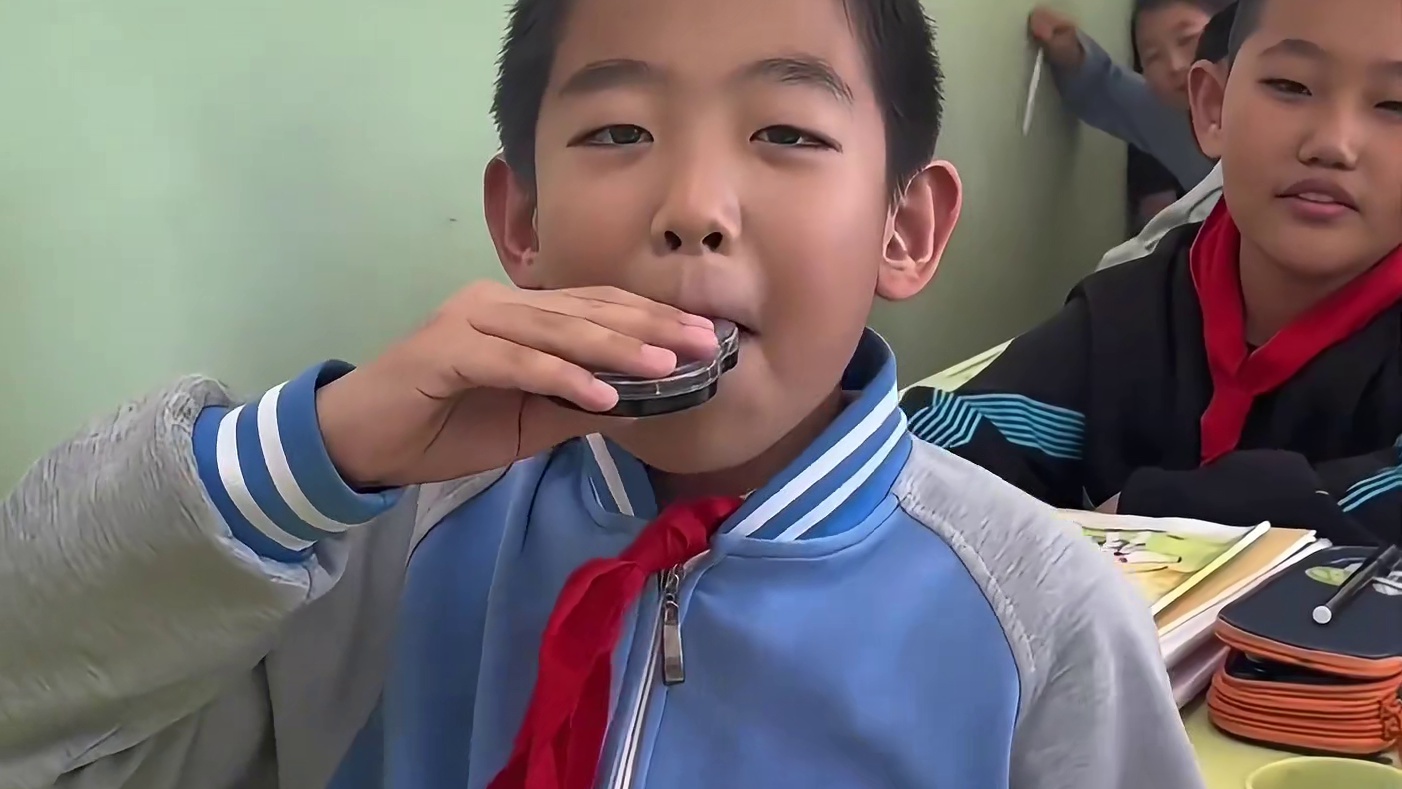现在的小学生已经进化到万物都能当乐器了吗!