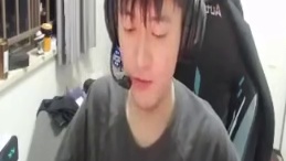窥屏的兄弟 把枪稳住