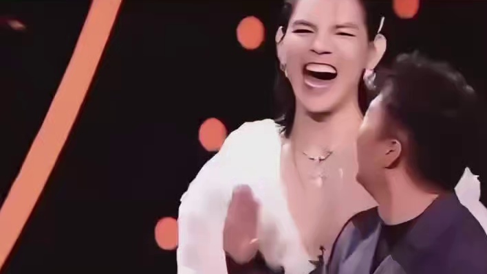 杨迪被向佐抱在怀里 