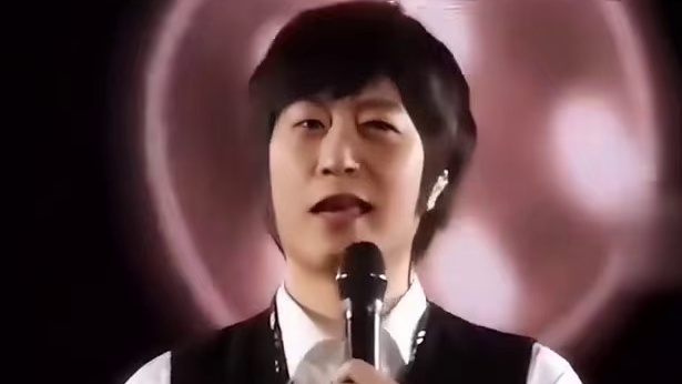 五月天演唱会上，阿信与台下粉丝互动时，粉丝耿直自曝购买黄牛票，结果被警察当场带走配合调查