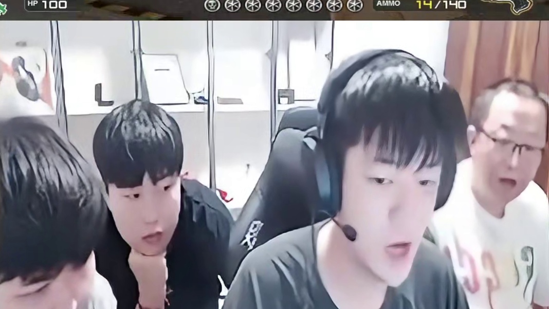 欧欧参加绝迹积分赛秀狙击操作，雷蛇AWM冲锋狙五杀， 打得对面以为遇到透视