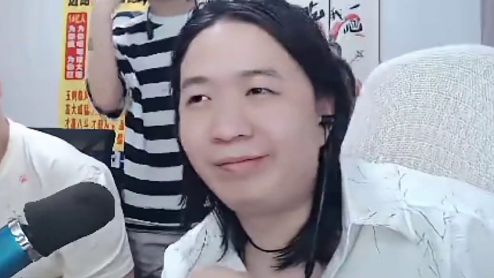 德华同百万土鸡连线，今晚宣布无限期退网