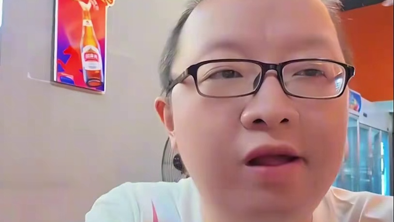 绝迹请AG众人吃淀粉肠，122吃的最香LD拒绝，绝迹直言是AG的人必须吃淀粉肠