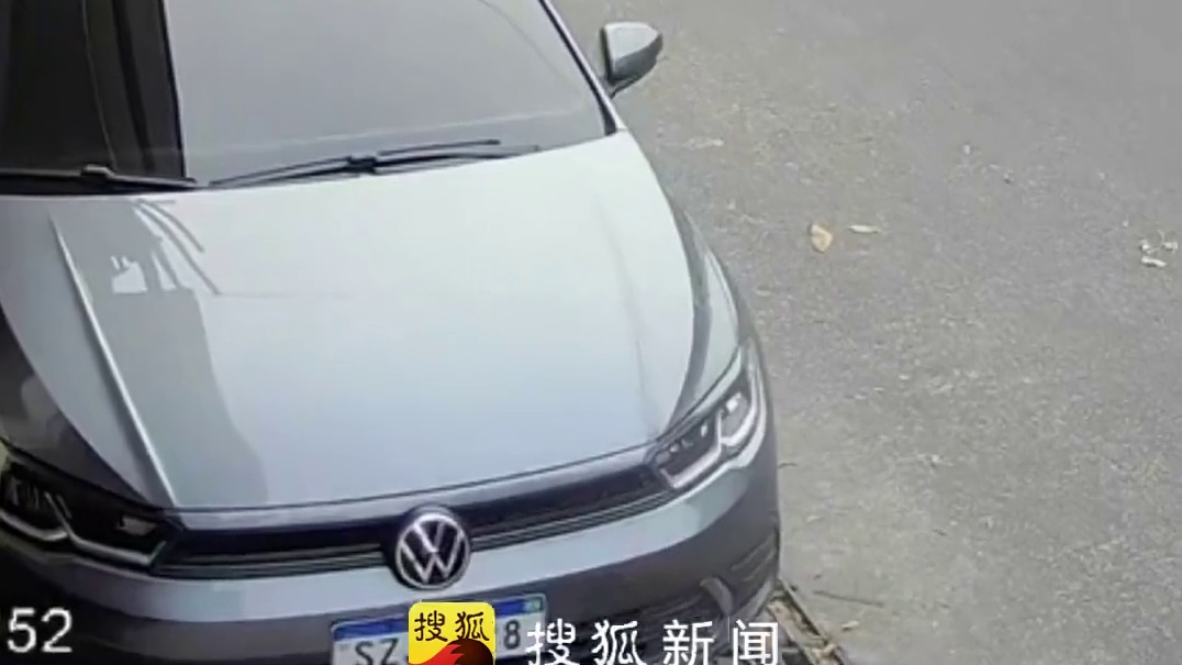 太危险了 巴西男子扛着长木头过马路 摩的司机一头撞上