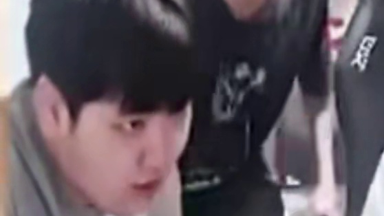 绝迹积分赛匹配到三个妹妹直接猛喊妈妈，色蛇嘴脸看得欧欧二子坤神绷不住