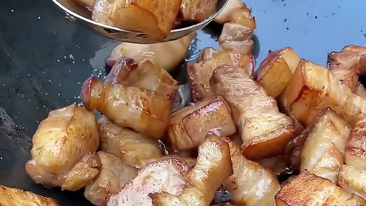 上次那个把子肉火了，很多人问红烧肉！今天详细教程来啦，软烂入味，肥而不腻，样子也非常好看，