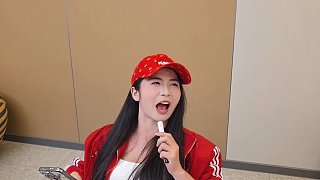 紅帽女操作儀器突現(xiàn)痛苦表情