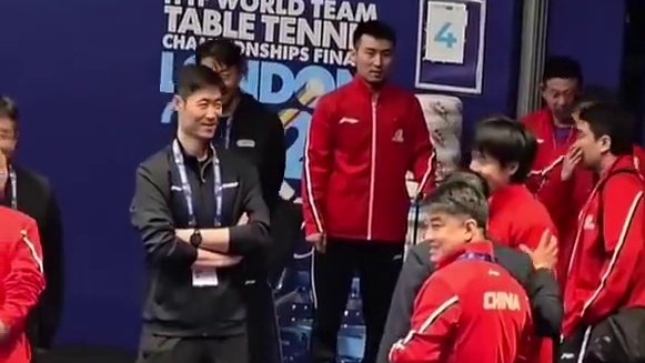 。刘国梁间歇与王楚钦交流并拍肩鼓励，为队伍注入强心剂，尽显国乒传承与底气。 ​​​