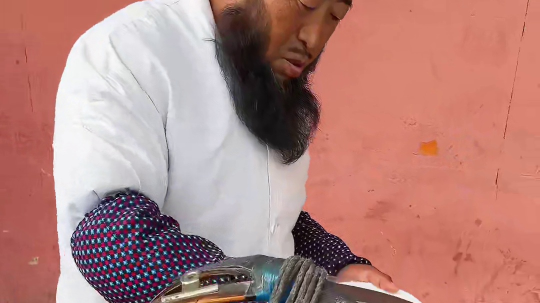 青海街头凉皮，7元一碗，第一次见这种挑着扁担卖的凉皮