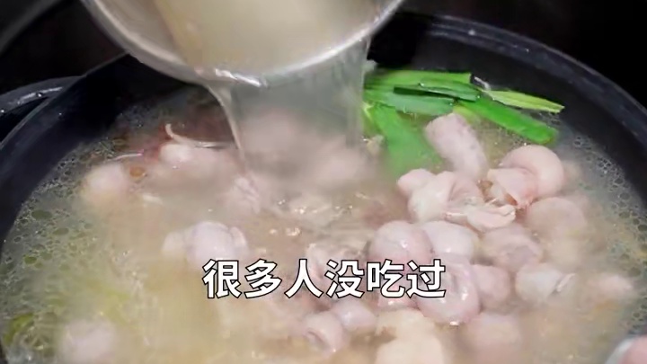 在贵阳做了12年的灌汤小肠火锅，建议都是抱在嘴巴里一口咬下去，汤汁就喷在嘴里。