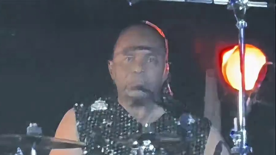 那一刻我真恍惚了…那个男人似乎就在我面前跳舞！ 我哭的像个孩子