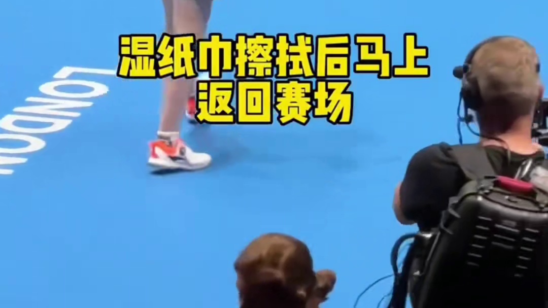 王楚钦手指意外磕碰球台，简单处理后依旧状态在线。直落三局3比0零封卡尔伯格，稳稳为国乒拿下团体第一分