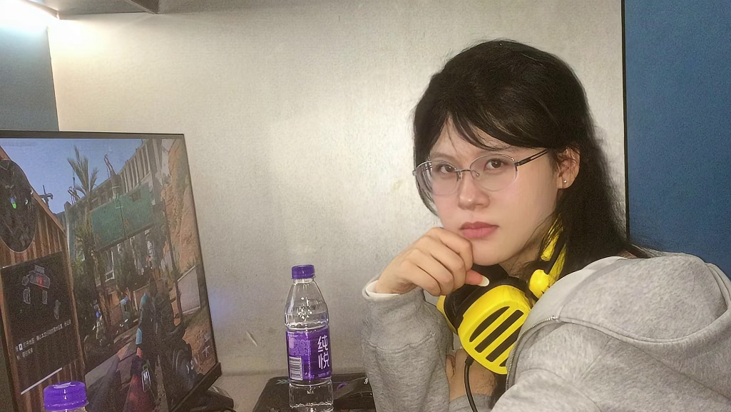 当初为了和你有共同爱好学打游戏，
现在就算征服了全服，也只想听你说一句：姐姐带我赢。