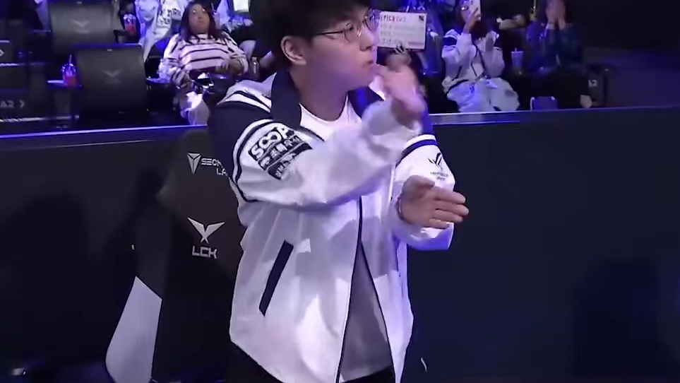 Ucal不愧是Faker认证最会庆祝的男人 连Aura Farming Kid也学起来