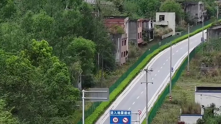 这里是北川老县城地震遗址中废墟上的生命之洞，武警官兵与幸存职工联手救援，从洞中救出多名幸存者，搜救完