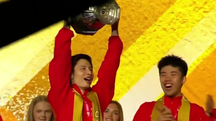祝贺中国羽毛球队第十二次捧起汤杯，成功卫冕。 中国男团3:1击败法国，我们又一次站在最高的领奖台，国