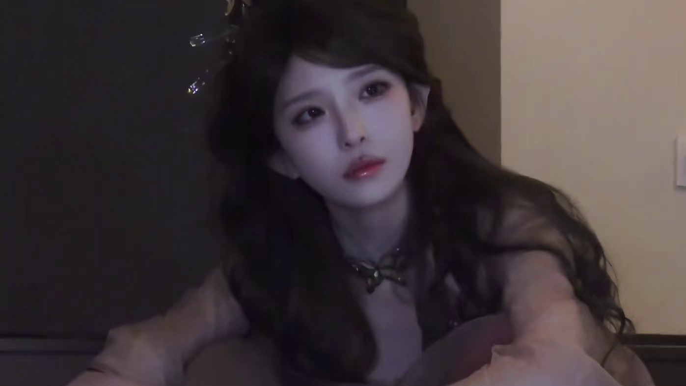 缺的是：会问你累不累的人，会把你情绪放在心上的人，会在你狼狈时依然待你如初的人