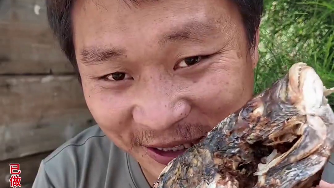 海岛四十 这个小伙在海岛上跟踪了邻居一天，还吃上了莲雾和炭烤海鲜，快来看看发生了什么吧！