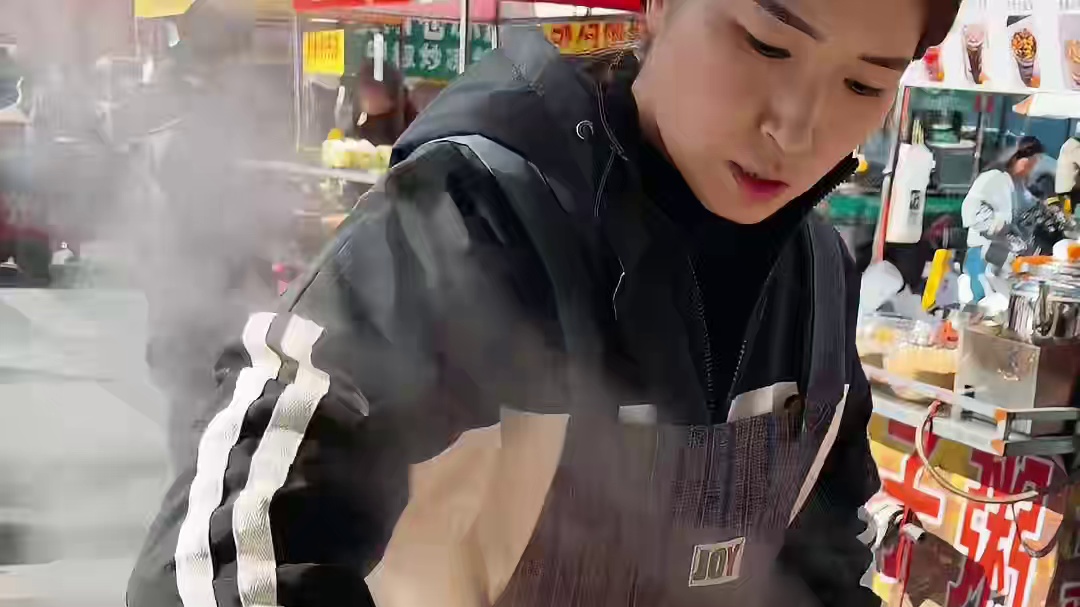 郑州街头10块一个的鸭肠卷饼，一口下去太过瘾了！