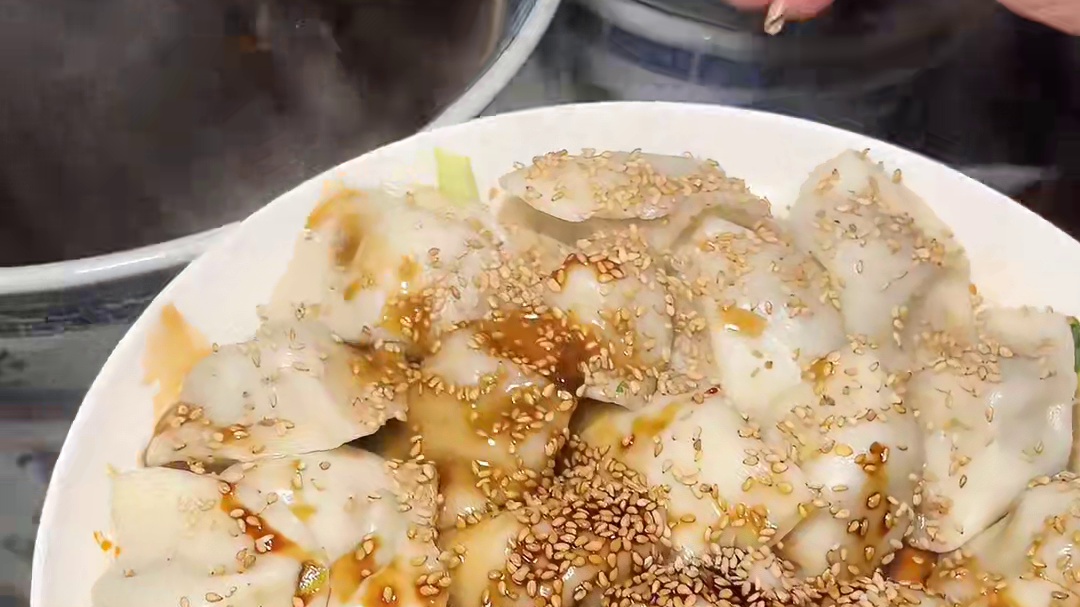 西安街头油泼饺子，15元一份，第一次见饺子还能油泼着吃