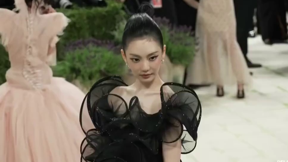Viper系列珠宝。G社生图清晰展现其五官立体度与冷白肤色，皮肤状态和面部轮廓未受未修图影响，被媒体