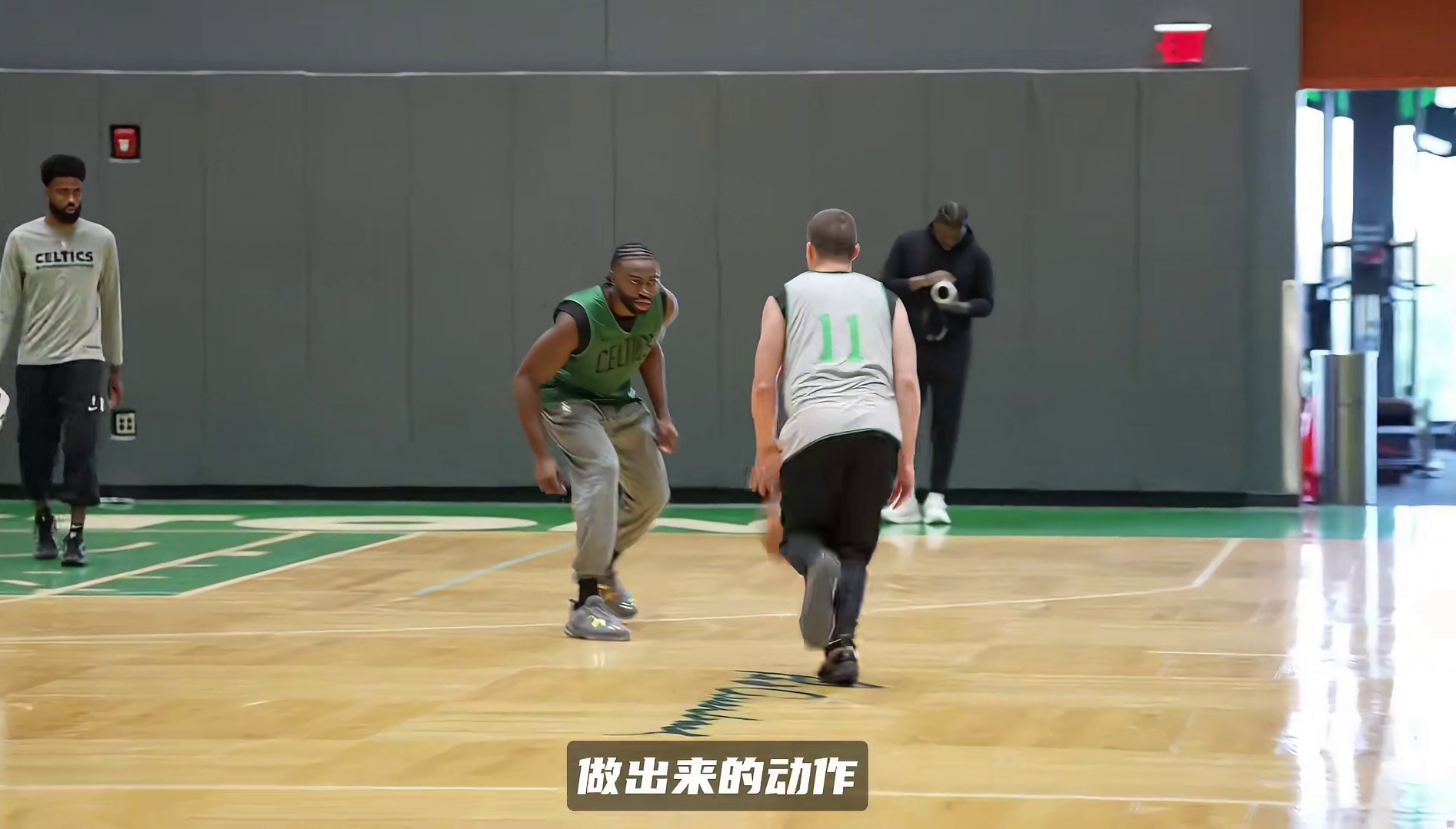 1米9肌肉男遭nba后卫教训，直接打15比0，别挑战职业饭碗