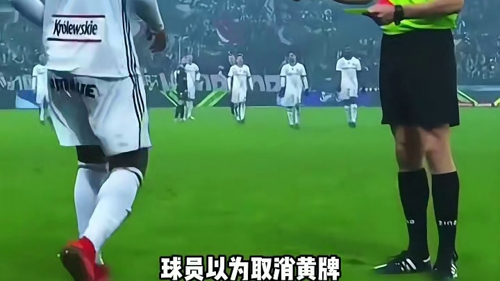瞬间失误被裁判出示红牌罚下！#足球