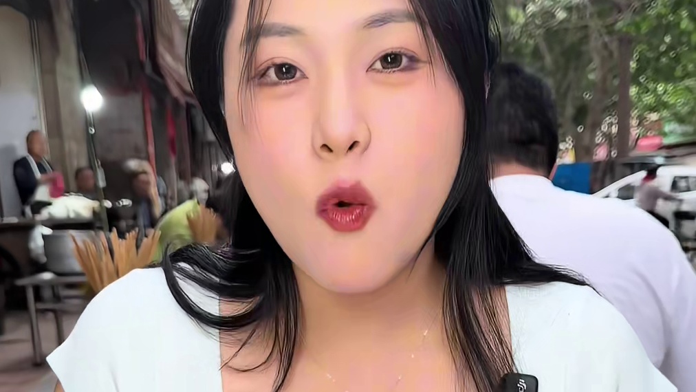 河南灵宝“火焰油泼面”11一碗，烈火像打铁花，老板做30多年味道棒！