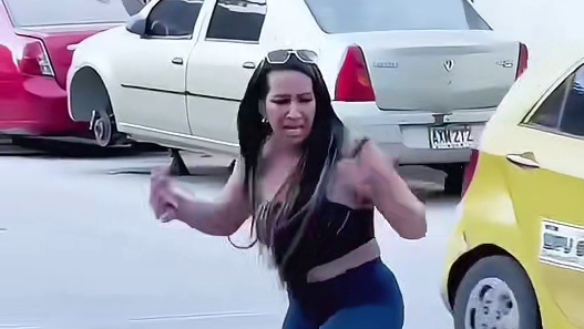捣蛋鬼街头恶搞整蛊美女