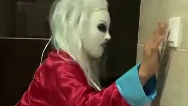 挑战晚上在厕所吓路人