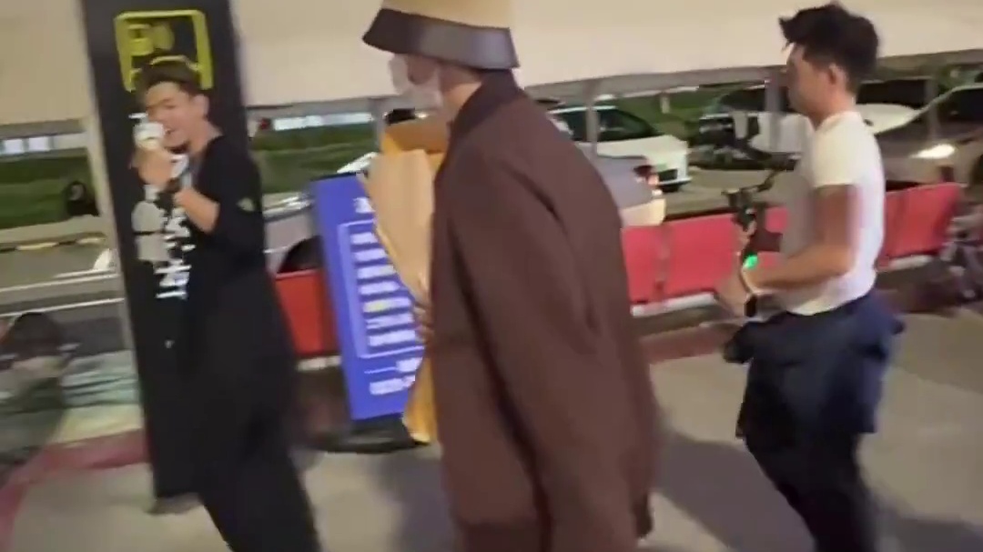 与吴宜泽同车相谈甚欢
