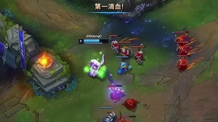 JDG战胜TES，红Q连续单杀小奶油，打出巨大对位差距。 小天两次带头冲锋