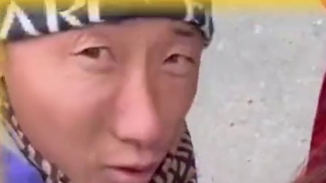 女子爬四姑娘山高反昏厥，登山男向导紧急掐人中施救并唤醒，却遭女子反手一个耳光击打