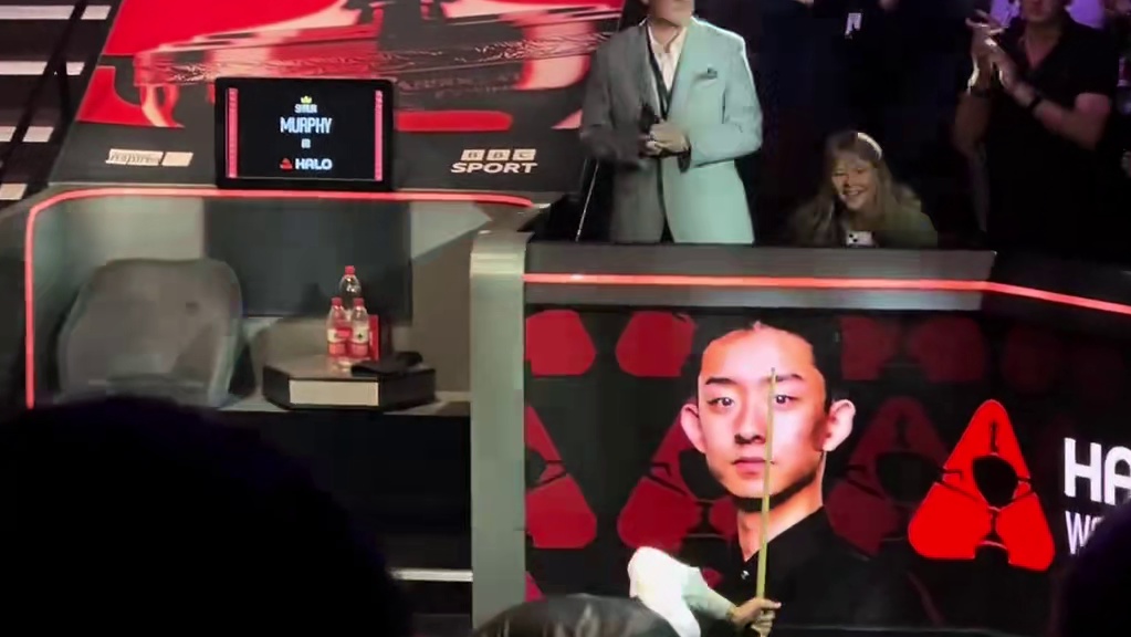 世锦赛决赛小吴的出场。小吴对阵墨菲正式开打！