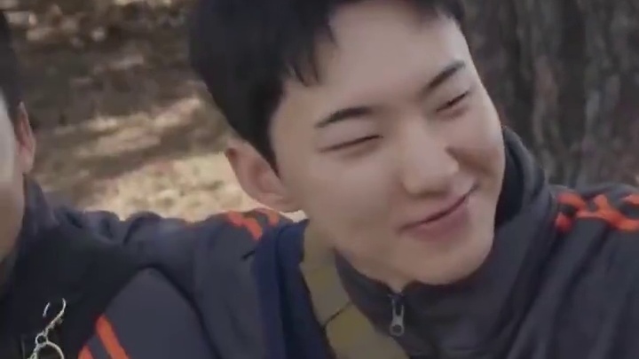 等一下我好像还没睡醒？？？：今年大概下半年左右（SEVENTEEN） 还没去服役的人应该都要入伍了 