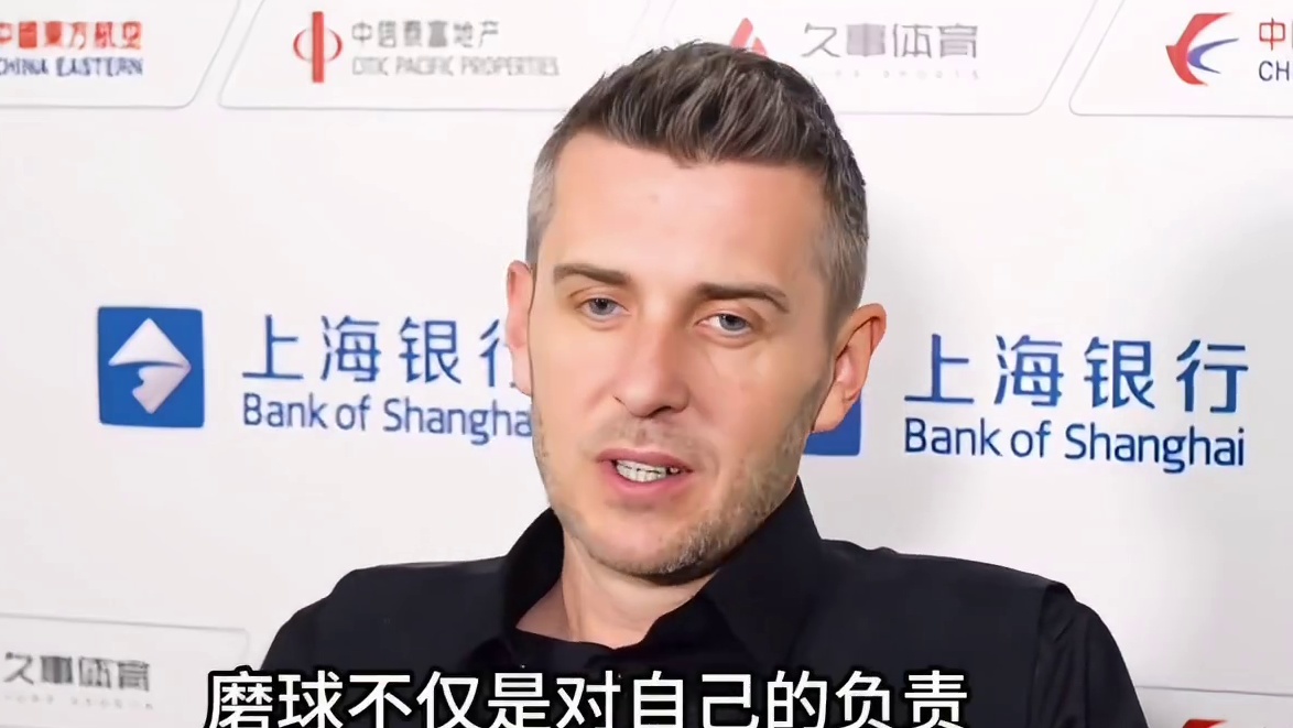 塞尔比公开不满江俊今晚的表现！他认为江俊应当加大磨球的力度，尤其是面对吴宜泽这种准度型球员