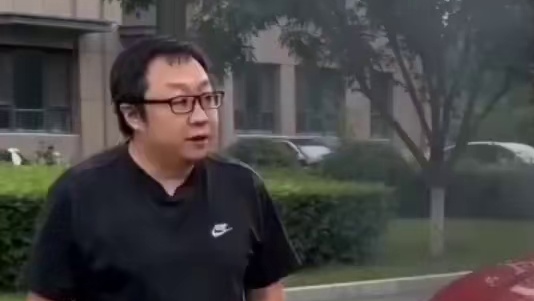 美女当场愣住！绝迹整活名场面！