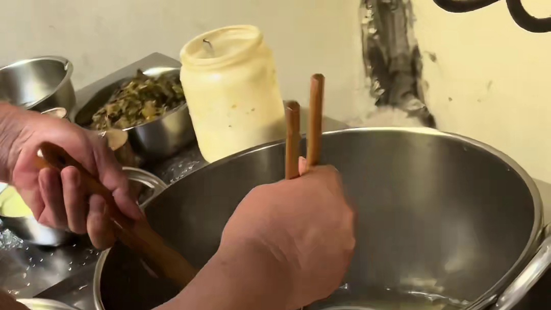 开在小巷子里五元一碗的重庆小面,简单的佐料,分量扎实真的是老重庆的味道!
