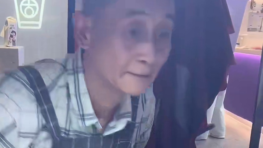 在夜市里偶然遇见一个聋哑叔叔在卖卷凉皮,整个过程真的很治愈!