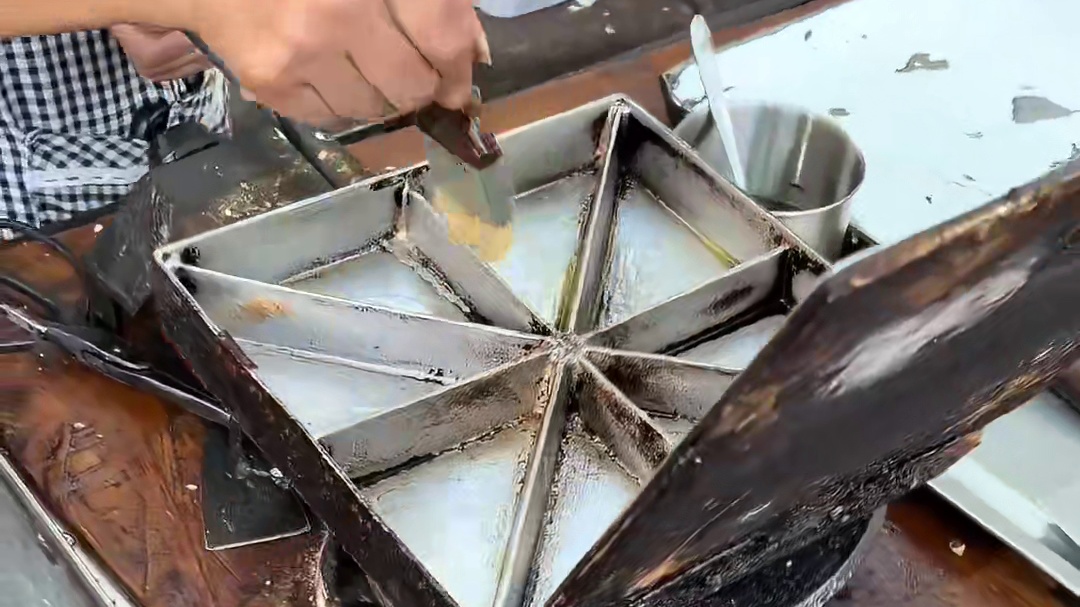 在重庆天桥上,嬢嬢摆摊卖了三十几年的三角粑,两元一个,黄豆面裹的馅很好吃还原了小时候的味道!!