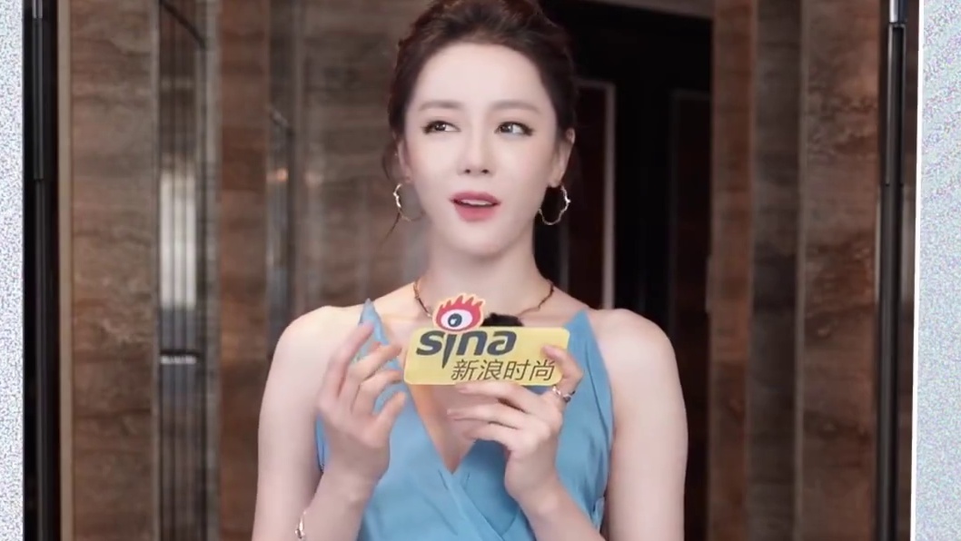 迪奥全球品牌大使迪丽热巴，身着清冽冰蓝蝴蝶结礼裙亮相南京品牌活动，这套造型把优雅氛围感直接焊死！深V