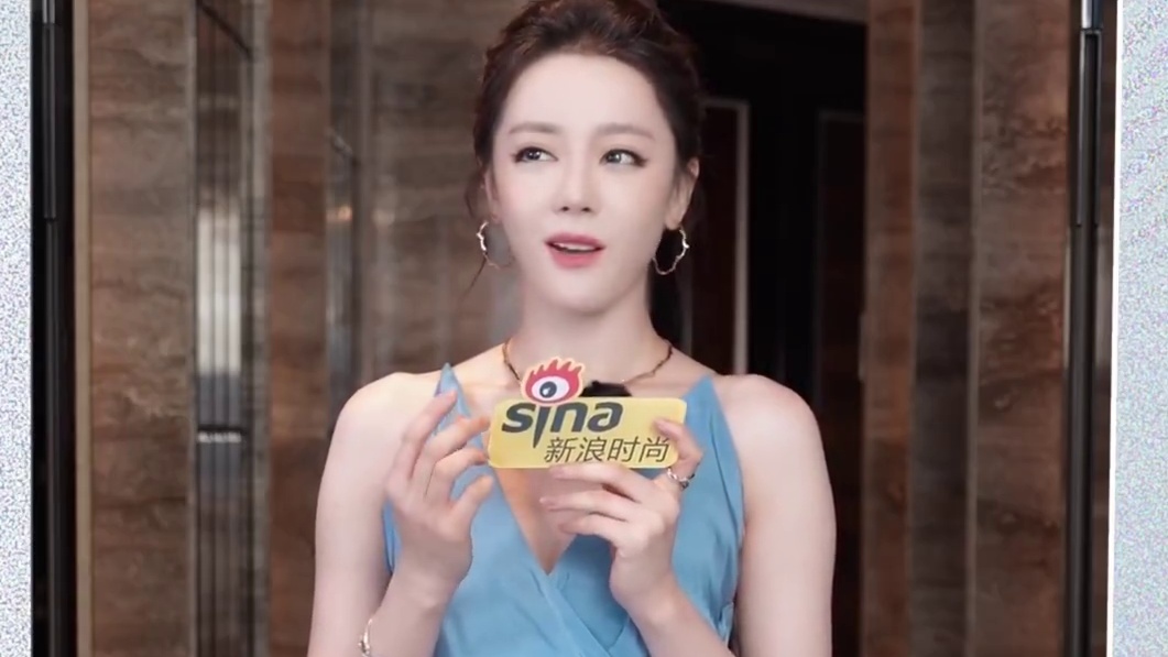 看迪丽热巴聊Dior Cigale，突然发现这款包真的太适合日常了 作为迪奥全球品牌大使，她果然很懂