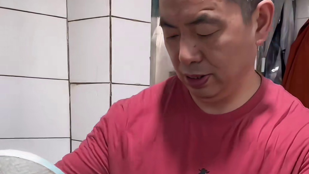 在街头偶遇重庆碗杂面,佐料比面还多,一口下去好巴适!