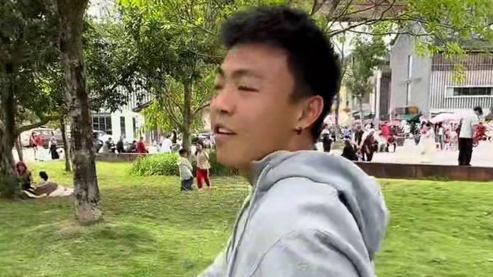 姐姐在笑什么？这么开心