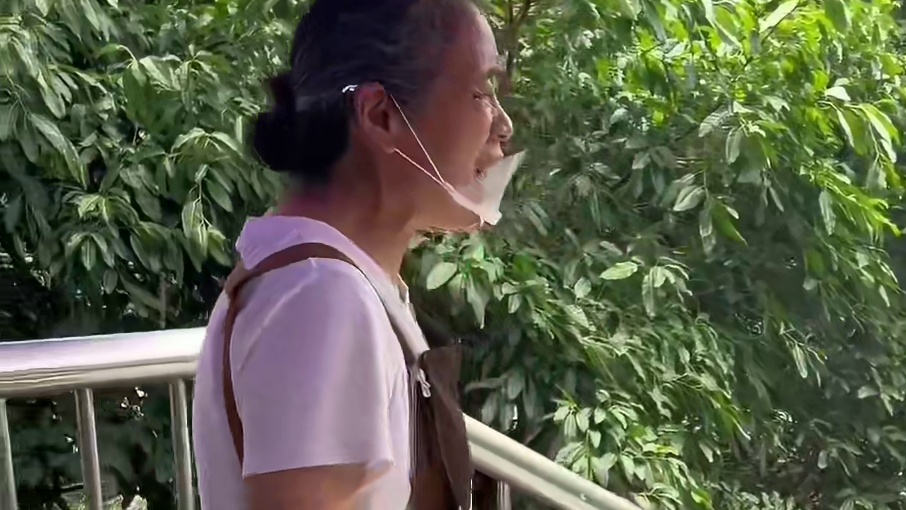 “我也不想吃滑肉呀 可是阿姨要叫我乖乖哎” 十二元一份的天桥滑肉 阿姨情绪价值直接给满了