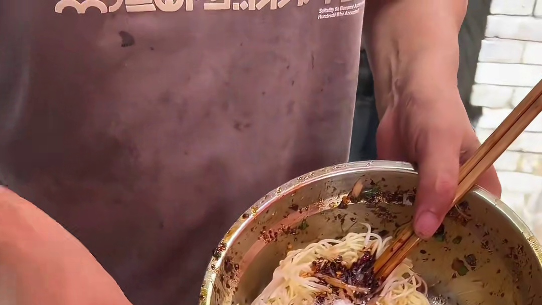 重庆小学门口三元一份的凉面,直接给我香迷糊了关键是叔叔给的量还很多!