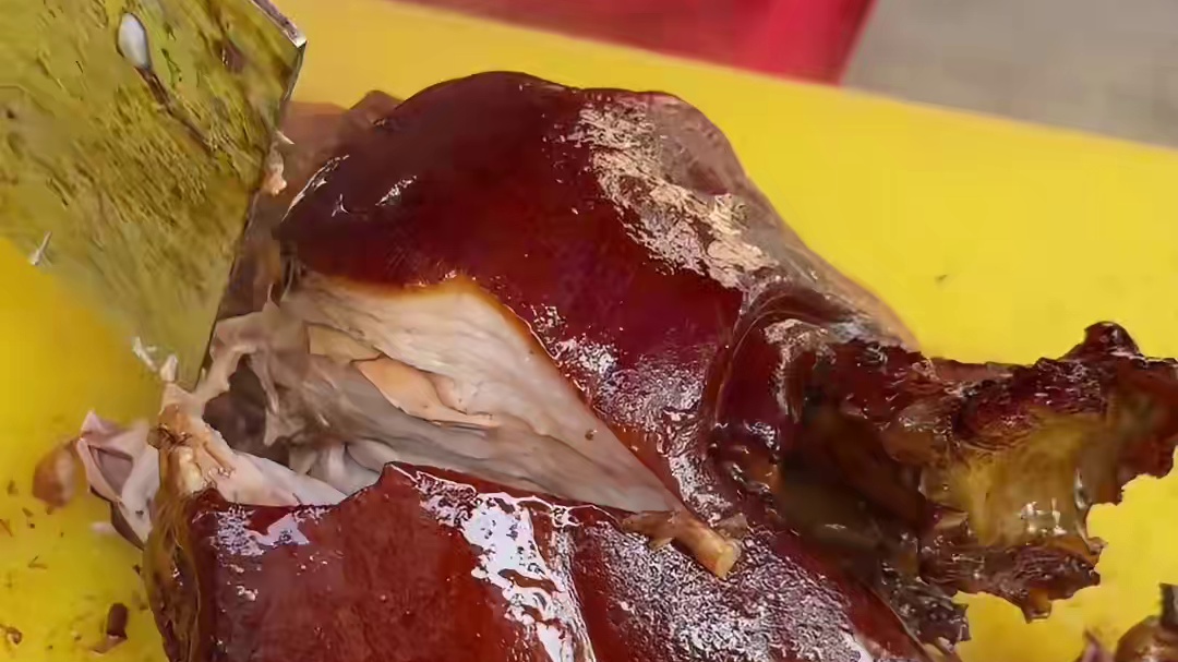 沈阳街头 12元一份的顶配肘子盖饭，软糯Q弹一口下去香迷糊~